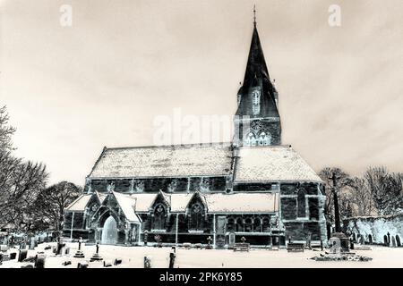 St. Barnabas' Church, Bromborough, Wirral, Großbritannien. Fotoeffekt nach ungewöhnlichem Schneefall März 2023 Stockfoto