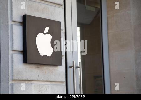 Bordeaux , Aquitaine France - 04 02 2023 : Apple Entrance Facade Boutique Marke Apfel und Schild Logo Shop von uns Shop American multinational corporati Stockfoto