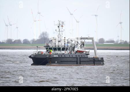 24. März 2023, Schleswig-Holstein, Brunsbüttel: Das Forschungsschiff "Mintis" an der Elbe. Foto: Jonas Walzberg/dpa Stockfoto