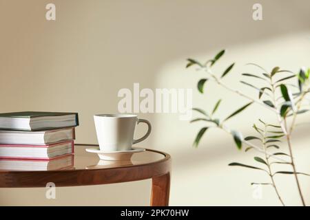 Dieser Raum bietet eine ruhige Atmosphäre mit Tageslicht. Auf dem Tisch befinden sich Tontöpfe, Glasflaschen, Kaffee und verschiedene Gegenstände. Stockfoto