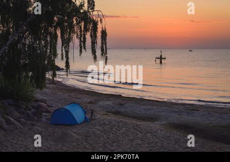 Wunderschöne Küstenlandschaft am Morgen. Zelt am Strand in Gdynia, Polen. Stockfoto
