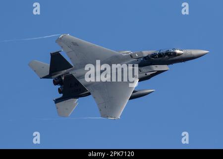 F-15E Strike Eagles startet vom RAF Lakenheath in Suffolk, 3. April 2023 Stockfoto
