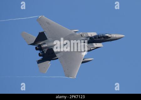 F-15E Strike Eagles startet vom RAF Lakenheath in Suffolk, 3. April 2023 Stockfoto