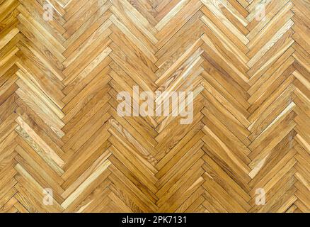 Parkettfußboden aus Holz. Altes altmodisches Parkett auf dem Boden im Wohnzimmer. Innenraumkonzept. Hochwertiges Foto Stockfoto