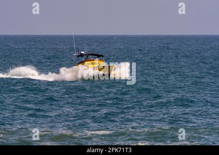 Rettungsboot auf See, Newport Beach, Kalifornien, USA Stockfoto