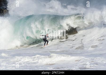 Surfer auf einer großen Welle, Newport Beach, Kalifornien, USA Stockfoto