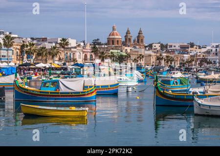 Luzzu im Hafen von Marsaxlokk in Ost-Malta Stockfoto