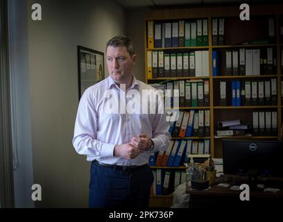 John Finucane , irischer Anwalt und Sinn Féin-Politiker in seinem Büro in Belfast, Nordirland, Vereinigtes Königreich. Stockfoto