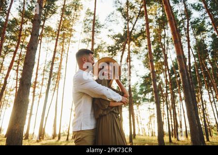 Wochenendzeit. Glückliches Paar ist tagsüber draußen im Wald Stockfoto