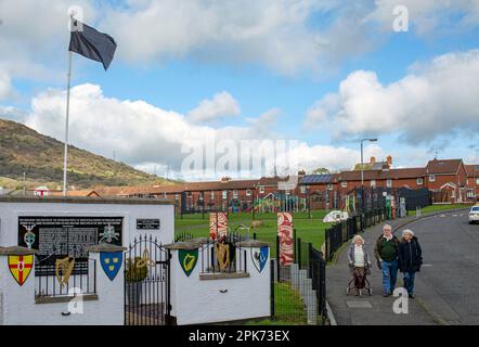 Gedenkstein auf der Springhill Avenue in Ballymurphy an verstorbene republikanische Freiwillige, Belfast, Nordirland. Stockfoto