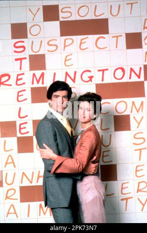 PIERCE BROSNAN und STEPHANIE ZIMBALIST in REMINGTON STEELE (1982), Regie Don WEIS und SEYMOUR ROBBIE. Kredit: MTM ENTERPRISES/Album Stockfoto