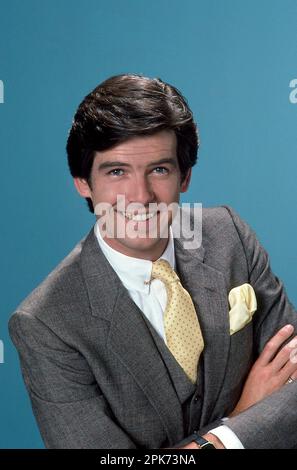 PIERCE BROSNAN in REMINGTON STEELE (1982), Regie: DON WEIS und SEYMOUR ROBBIE. Kredit: MTM ENTERPRISES/Album Stockfoto