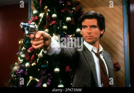 PIERCE BROSNAN in REMINGTON STEELE (1982), Regie: DON WEIS und SEYMOUR ROBBIE. Kredit: MTM ENTERPRISES/Album Stockfoto