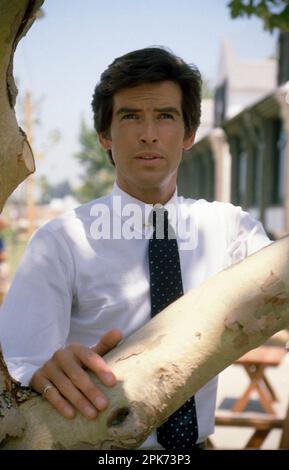 PIERCE BROSNAN in REMINGTON STEELE (1982), Regie: DON WEIS und SEYMOUR ROBBIE. Kredit: MTM ENTERPRISES/Album Stockfoto