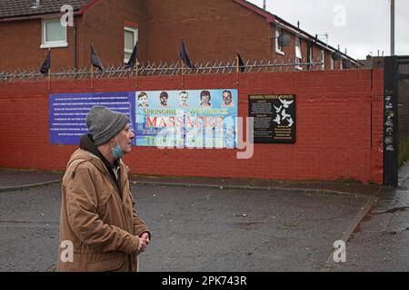 Wandgemälde zum Gedenken an das Springhill-Massaker, Beechmount Avenue, belfast, County antrim, nordirland, uk. Stockfoto