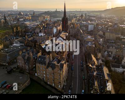 Blick nach Osten entlang der Johnston Terrace zur Royal Mile in Edinburgh. Stockfoto