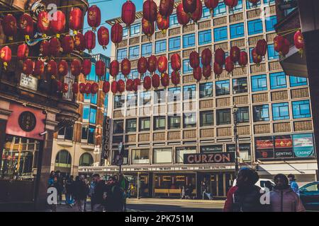 Auf der Straße in London. Das berühmte Curzon-Theater in Soho mit chinesischen Laternen im Vordergrund. Aus Chinatown in Soho, London Stockfoto