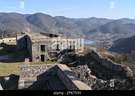 Zvorrnik, Bosnien und Herzegowina – Februar 2023: Festung K.u.k. in Kula Grad über Zvornik Stockfoto