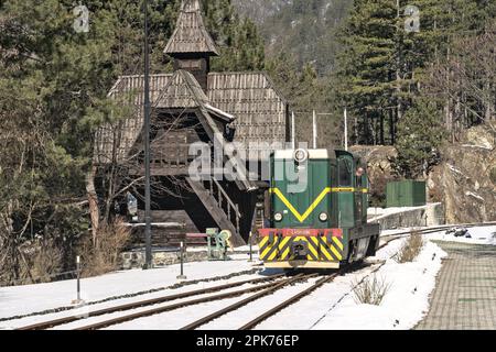 Mokra Gora, Serbien – Februar 2023: Schmalspurzug im Bahnhof Jatare (Šargan 8) Stockfoto