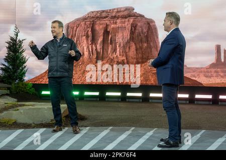 New York, Usa. 05. April 2023. NEW YORK, NEW YORK - APRIL 05: Jim Morrison Leiter der Jeep Brand North America und Stellantis Global CEO der Jeep Brand Christian Meunier nehmen am 5. April 2023 in New York City an der Jeep-Präsentation bei der Pressevorschau der International Auto Show im Jacob Javits Convention Center Teil. Kredit: Ron Adar/Alamy Live News Stockfoto