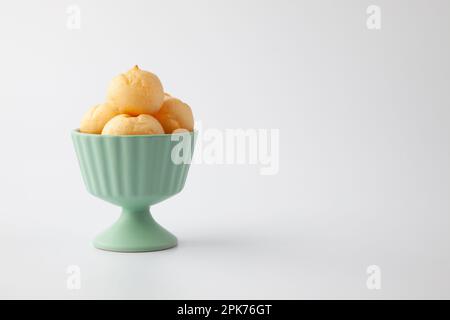 eine tasse Cremepuffs, isoliert auf weißem Hintergrund Stockfoto