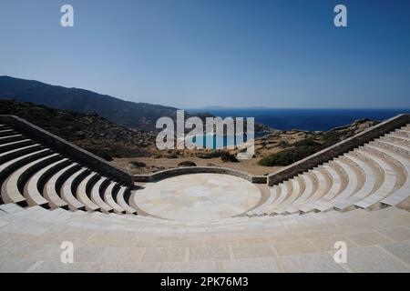 Blick auf das Freilufttheater Odysseas Elytis und den berühmten Strand Mylopotas im Hintergrund in iOS Greece Stockfoto