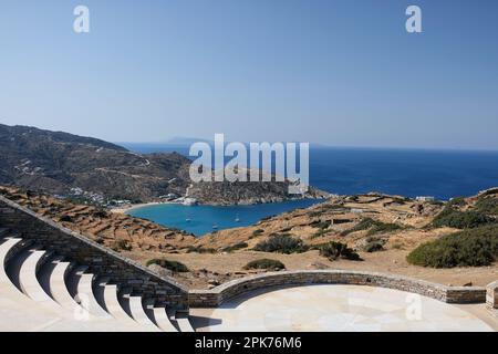 Blick auf das Freilufttheater Odysseas Elytis und den berühmten Strand Mylopotas im Hintergrund in iOS Greece Stockfoto