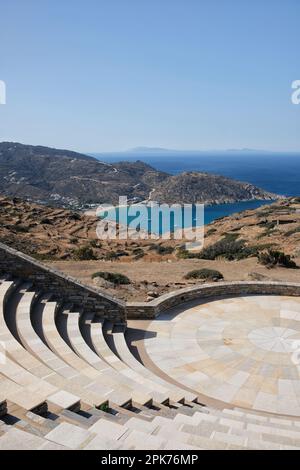 Blick auf das Freilufttheater Odysseas Elytis und den berühmten Strand Mylopotas im Hintergrund in iOS Greece Stockfoto