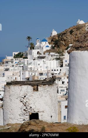 Blick auf das wunderschöne, weiß getünchte Dorf mit seinen Kapellen und Windmühlen in iOS Greece Stockfoto