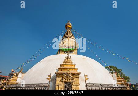 Die weiß getünchte Kuppel und der goldene Turm von Swayambhunath Stupa, Kathmandu, Nepal Stockfoto