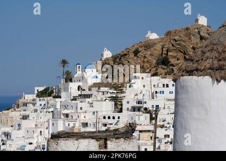 Blick auf das wunderschöne, weiß getünchte Dorf mit seinen Kapellen und Windmühlen in iOS Greece Stockfoto