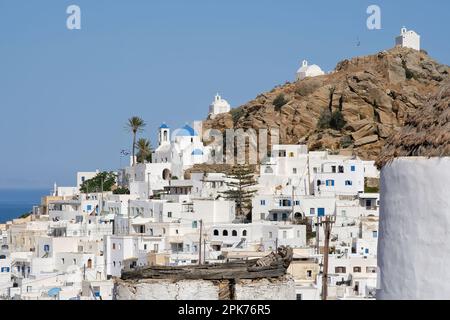 Blick auf das wunderschöne, weiß getünchte Dorf mit seinen Kapellen und Windmühlen in iOS Greece Stockfoto