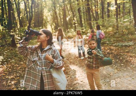 Neue Orte entdecken. Kinder im grünen Wald am Sommertag zusammen Stockfoto