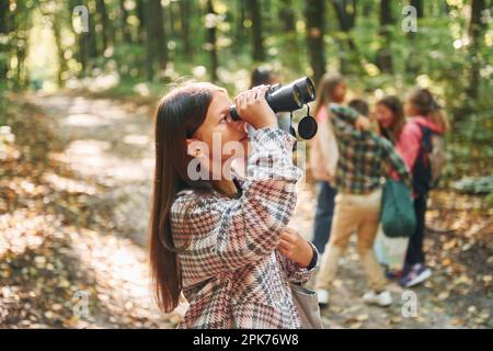 Neue Orte entdecken. Kinder im grünen Wald am Sommertag zusammen Stockfoto