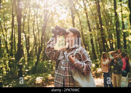 Neue Orte entdecken. Kinder im grünen Wald am Sommertag zusammen Stockfoto