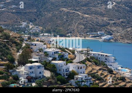 IOS, Griechenland - 26. Mai 2021 : Blick auf weiß getünchte Hotels und eine Straße zum berühmten Mylopotas Strand in iOS Greece Stockfoto