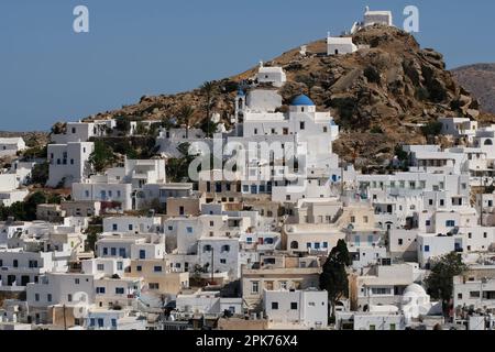 Panoramablick auf die malerische und weiß getünchte Insel iOS Greece Stockfoto