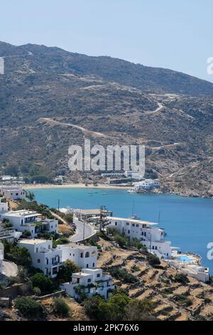 IOS, Griechenland - 26. Mai 2021 : Blick auf weiß getünchte Hotels und eine Straße zum berühmten Mylopotas Strand in iOS Greece Stockfoto