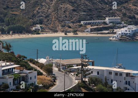 IOS, Griechenland - 26. Mai 2021 : Blick auf weiß getünchte Hotels und eine Straße zum berühmten Mylopotas Strand in iOS Greece Stockfoto