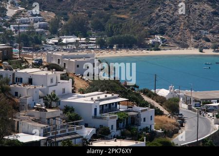 IOS, Griechenland - 26. Mai 2021 : Blick auf weiß getünchte Hotels und eine Straße zum berühmten Mylopotas Strand in iOS Greece Stockfoto