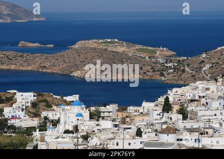 Panoramablick auf das weiß getünchte Dorf und den Hafen von iOS Greece Stockfoto