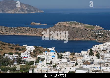 Panoramablick auf das weiß getünchte Dorf und den Hafen von iOS Greece Stockfoto