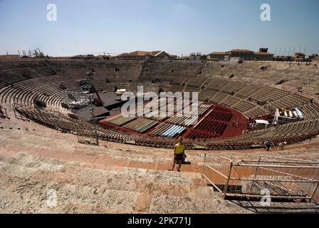 Die Ruinen des Amphitheaters der Arena von Verona auf der Piazza Bra in Verona Italien Stockfoto