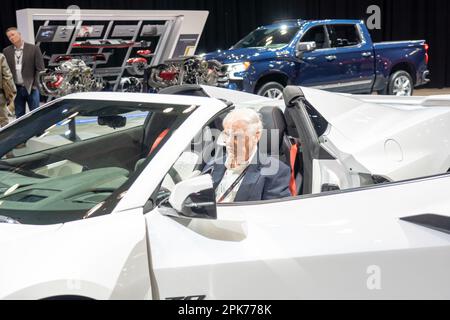 New York, Usa. 05. April 2023. NEW YORK, NEW YORK - 05. APRIL: Ein Besucher inspiziert einen neuen Chevrolet Corvette, der am 5. April 2023 in New York City bei der Pressevorschau der International Auto Show im Jacob Javits Convention Center zu sehen ist. Kredit: Ron Adar/Alamy Live News Stockfoto