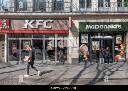 Zwei Fast-Food-Geschäfte, McDonalds und KFC, direkt nebeneinander auf dem Kölner Rudolfplatz. Stockfoto