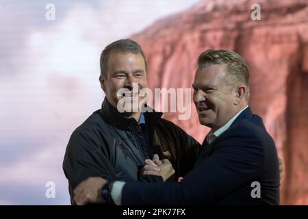 New York, Usa. 05. April 2023. NEW YORK, NEW YORK - APRIL 05: Jim Morrison Leiter der Jeep Brand North America und Stellantis Global CEO der Jeep Brand Christian Meunier nehmen am 5. April 2023 in New York City an der Jeep-Präsentation bei der Pressevorschau der International Auto Show im Jacob Javits Convention Center Teil. Kredit: Ron Adar/Alamy Live News Stockfoto