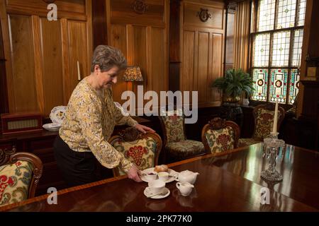 Scotland, Ballater, Ballater's Old Royal Station Kellnerin serviert Nachmittagstee im Roayl Wartezimmer. Stockfoto