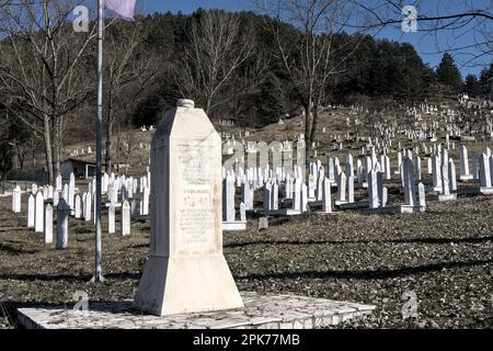 Višegrad, Bosnien und Herzegowina – Februar 2023: Denkmal für die muslimischen Opfer des Völkermords auf dem muslimischen Friedhof Straziste in Višegrad. Das Wort "genoc" Stockfoto