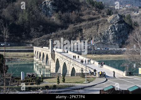 Višegrad, Bosnien und Herzegowina – Februar 2023: Die Mehmed-Paša Sokolović-Brücke in Višegrad ist zum UNESCO-Weltkulturerbe erklärt Stockfoto