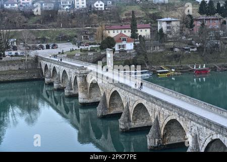Višegrad, Bosnien und Herzegowina – Februar 2023: Die Mehmed-Paša Sokolović-Brücke in Višegrad ist zum UNESCO-Weltkulturerbe erklärt Stockfoto